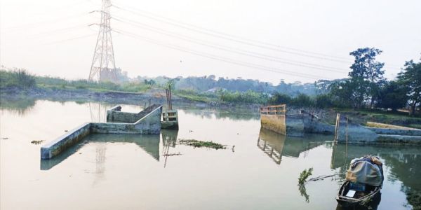 খালে লবণ পানি, বোরো চাষ নিয়ে দুশ্চিন্তায় ২০ হাজার কৃষক